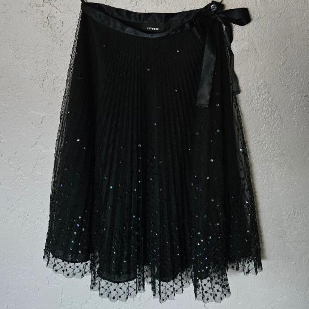 EXPRESS Pleated Mesh Knee Length Skirt with an Atlas Bow and Sequins Size 1/2